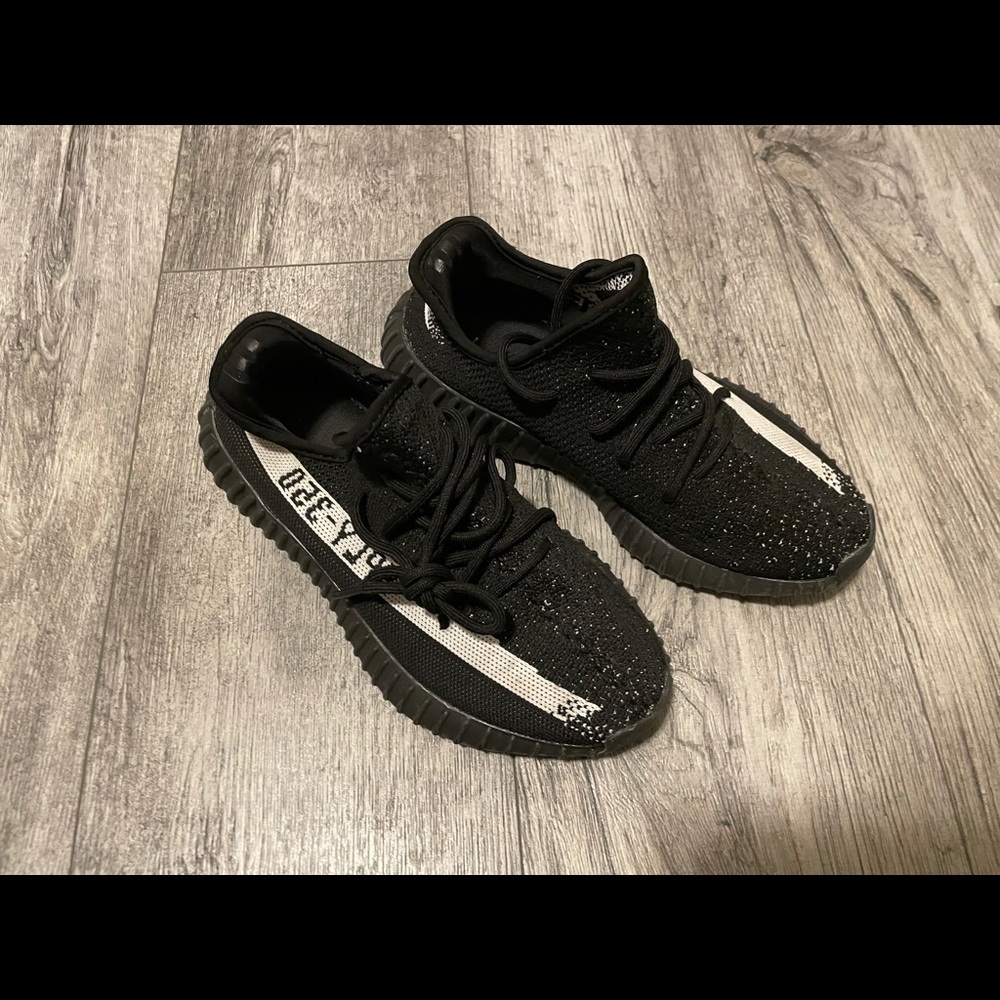 adidas yeezy 350 B/W size 6.